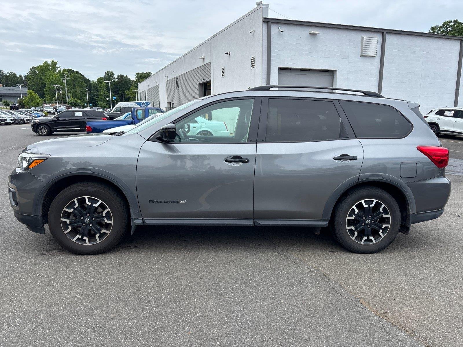 Used 2020  NISSAN SL image 2