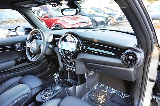 Used 2023  MINI Base image 9