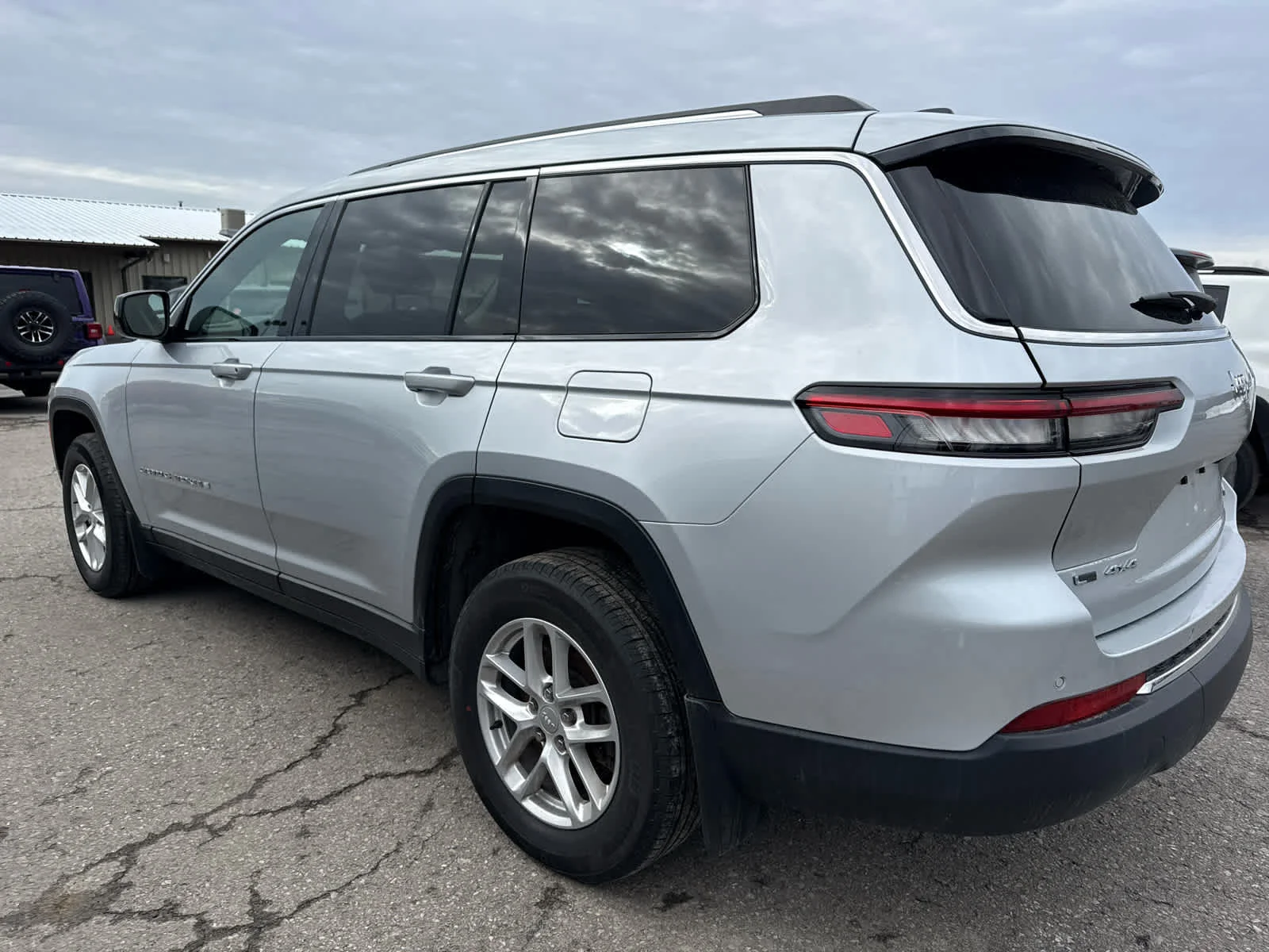 Used 2023 Silver Zynith Jeep Laredo image 6