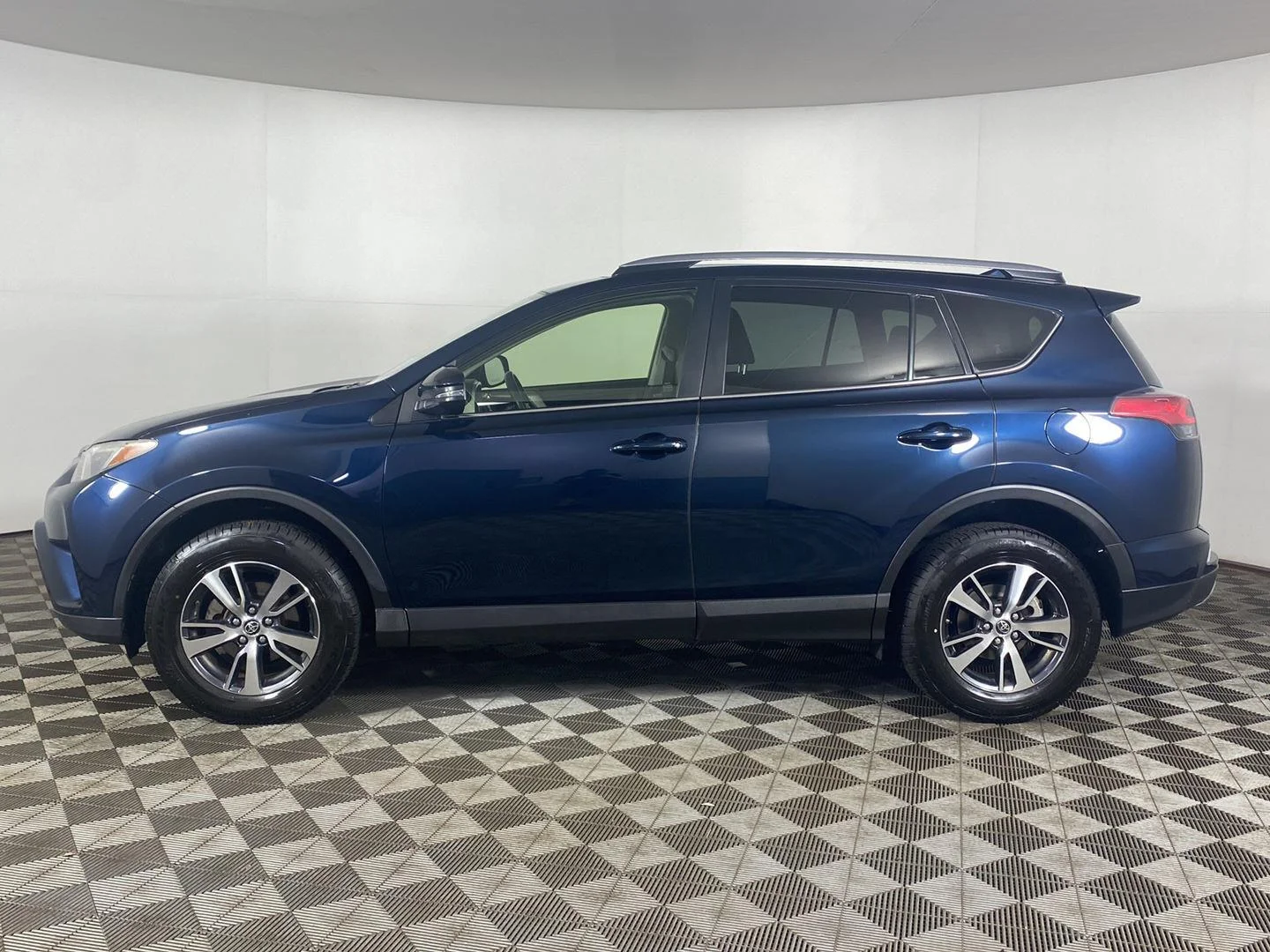 Used 2018 Galactic Aqua Mica Toyota XLE image 3