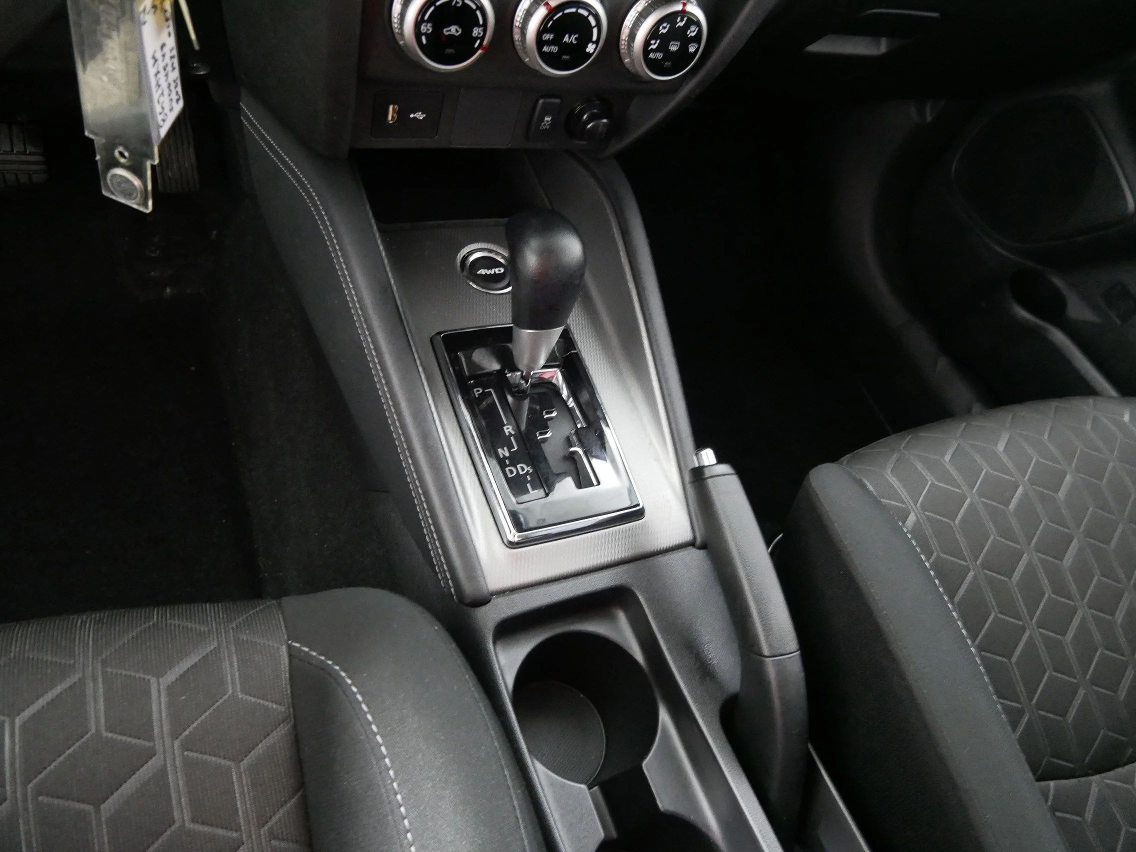 Used 2025 White Diamond Mitsubishi ES image 24