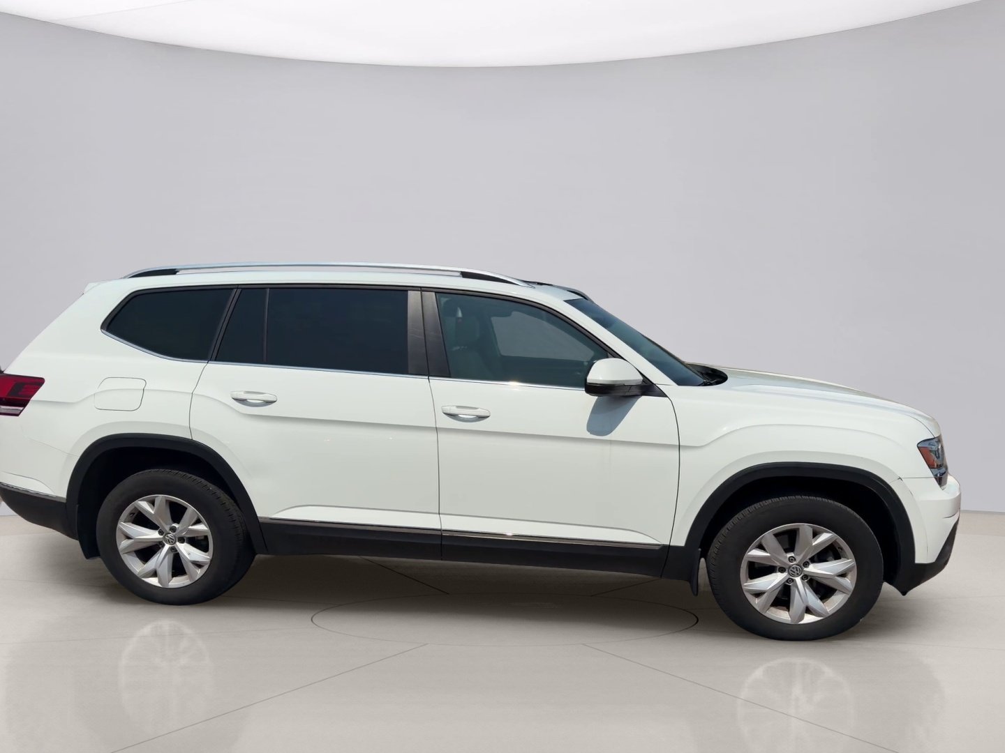 Used 2018 White Volkswagon SEL PREMIUM image 6