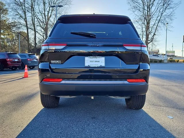 New 2026 Diamond Black Crystal Pearl-Coat Exterior Paint Jeep Altitude image 7