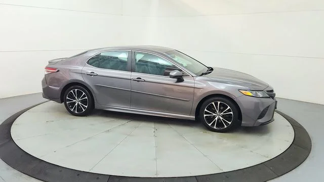 Used 2018 Gray Toyota SE image 13