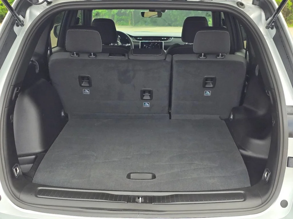 Used 2025 Silver Jeep Laredo image 9