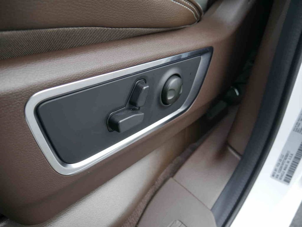 New 2026 Bright White Clear-Coat Exterior Paint RAM LARAMIE image 31