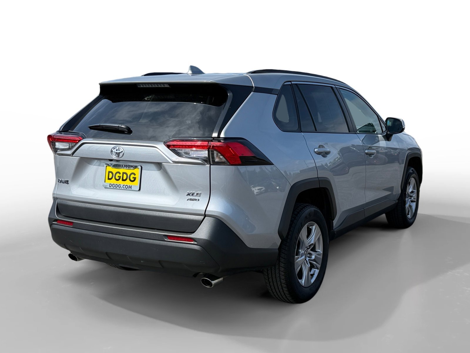 Used 2025 Silver Sky Metallic Toyota XLE image 5