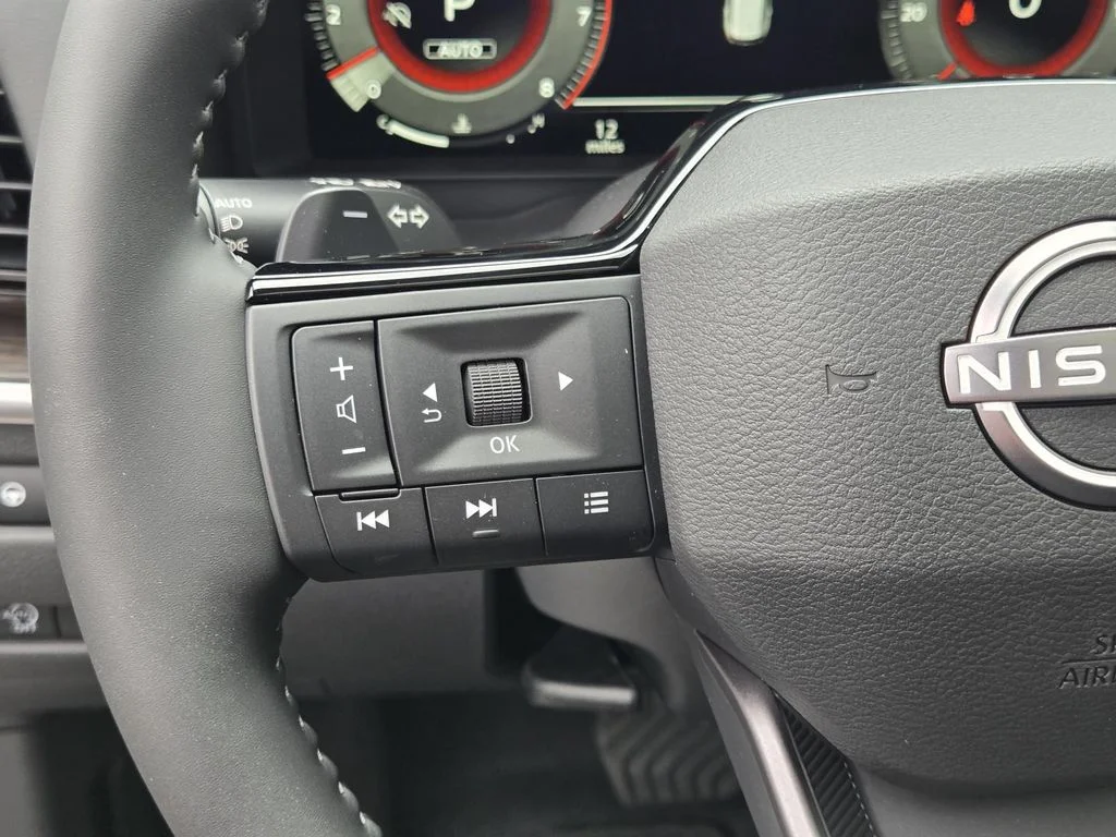 New 2026 Boulder Gray Pearl / Super Black Two-tone Nissan Platinum image 24