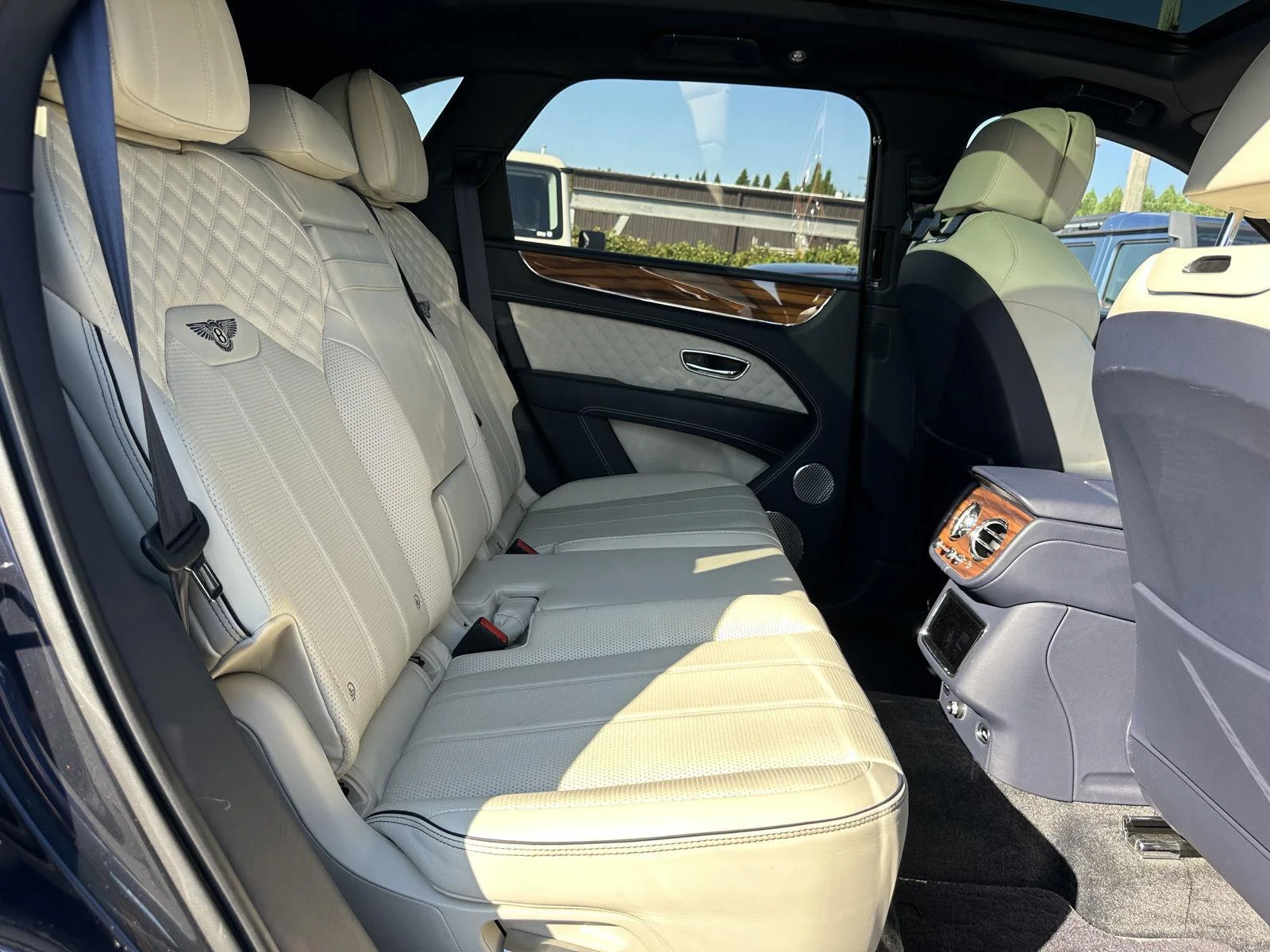 Used 2022 Dark Sapphire Bentley V8 image 23