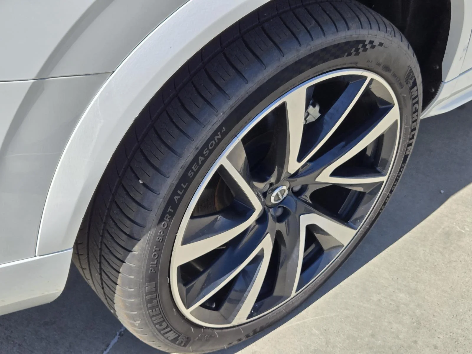 Used 2022 Crystal White Metallic Volvo Momentum image 12