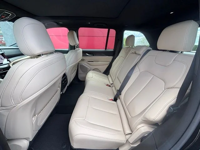 New 2026 Diamond Black Crystal Pearl-Coat Exterior Paint Jeep Limited image 12
