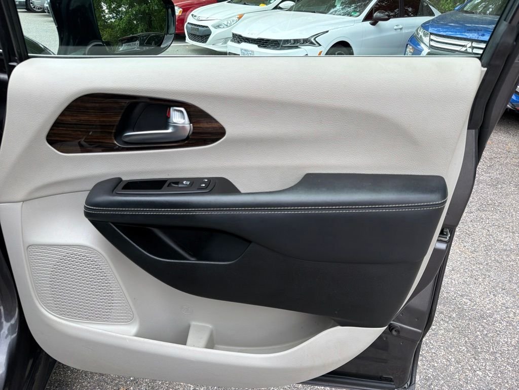 Used 2023 Gray Chrysler Limited image 28