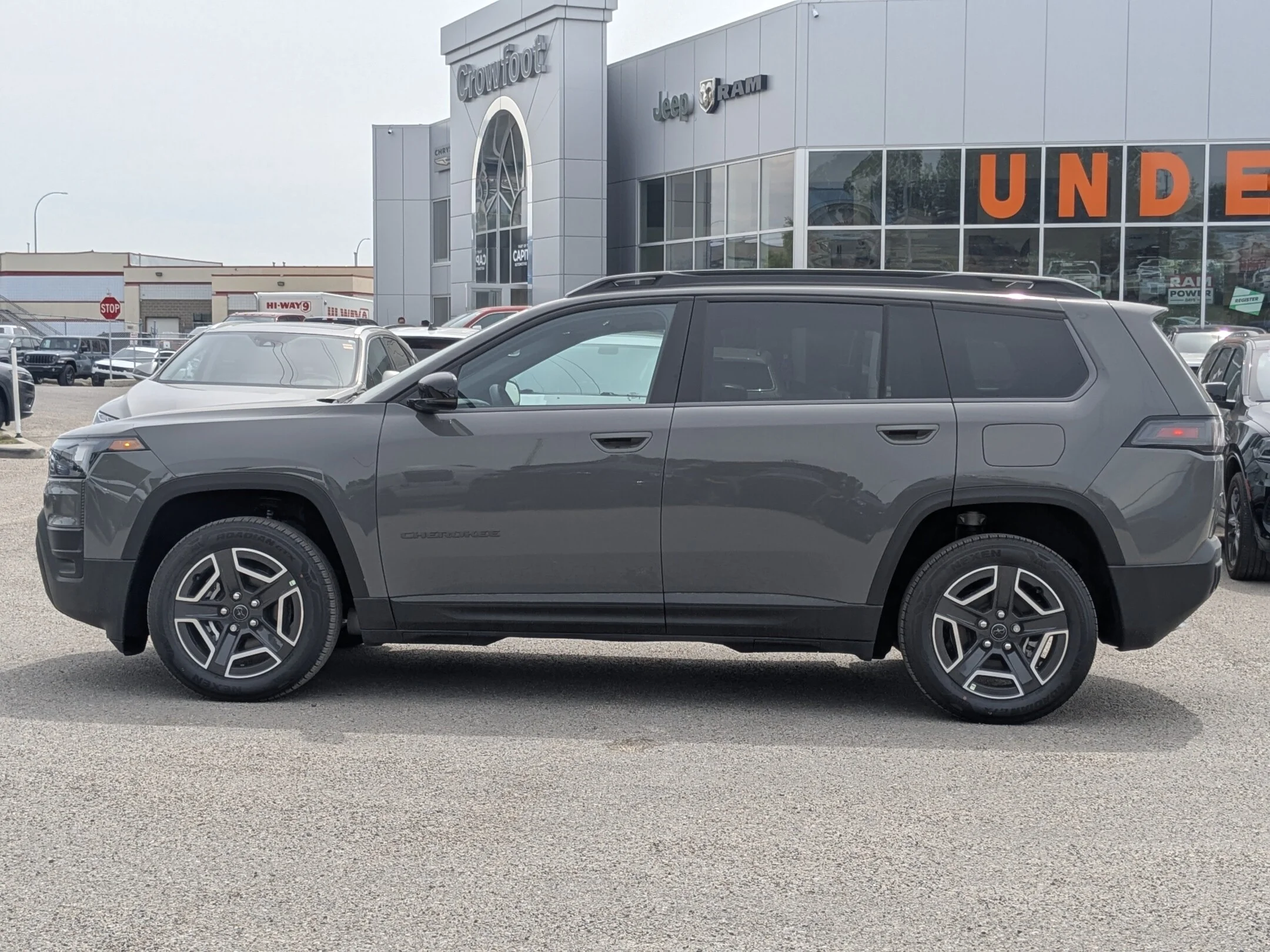 New 2026 Grey Jeep Limited - - Hybrid - Dual-Pane Pano Sunroof - Capri Leatherette - Power Liftgate & More! image 5