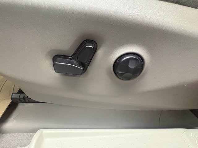 Used 2017 Red Chrysler Touring L image 18