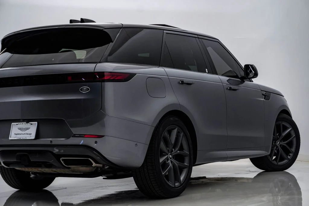 Used 2023 Eiger Gray Metallic Land Rover SE Dynamic image 9