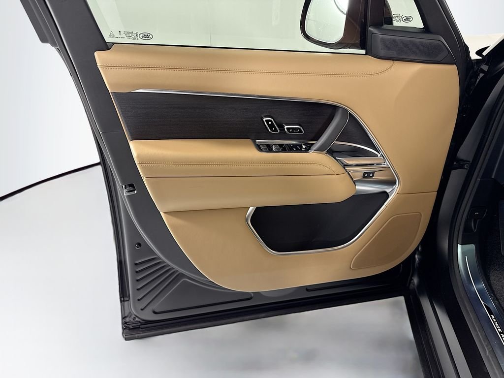 New 2026 Obsidian Black Satin Land Rover SE image 25