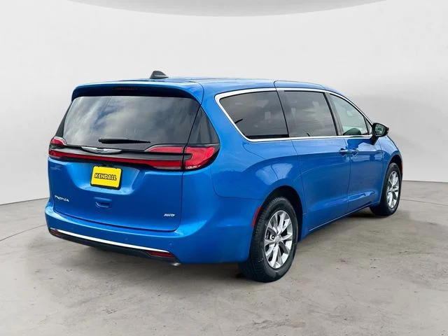 New 2026 Hydro Blue Pearl-Coat Exterior Paint Chrysler Select image 5
