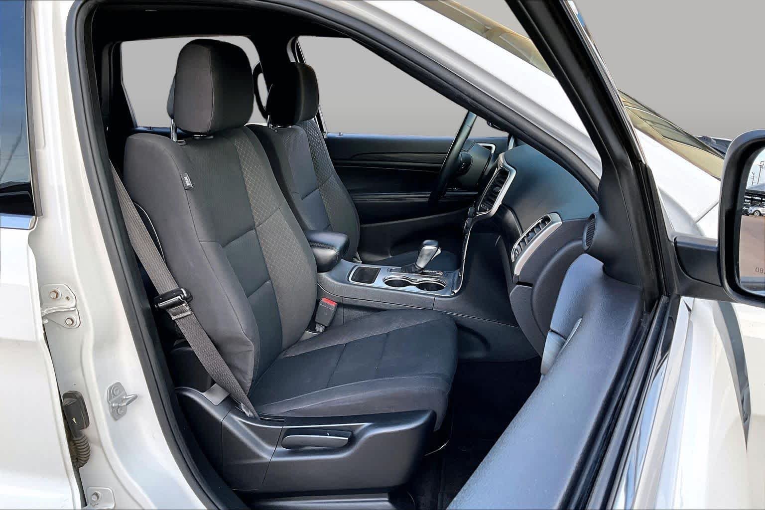 Used 2019 Bright White Clearcoat Jeep Laredo E image 9