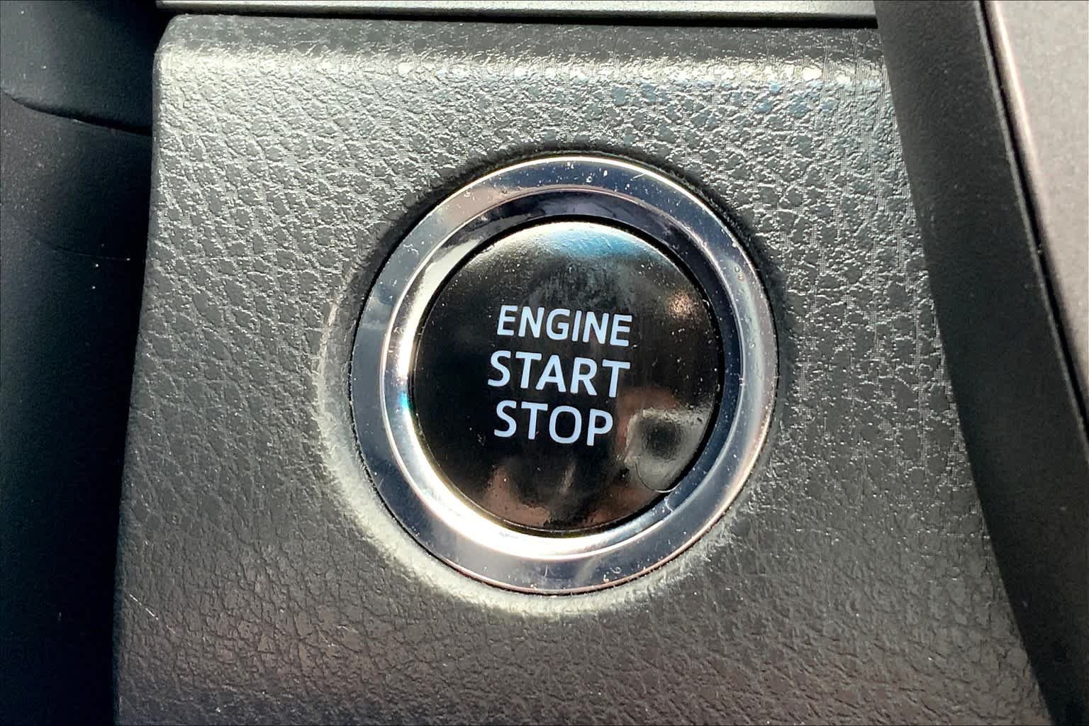 Used 2018 Wind Chill Pearl Toyota XSE V6 image 32