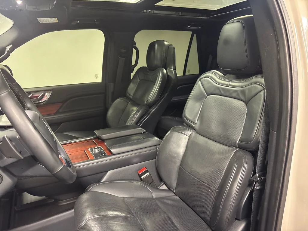 Used 2022 White Lincoln Reserve image 28