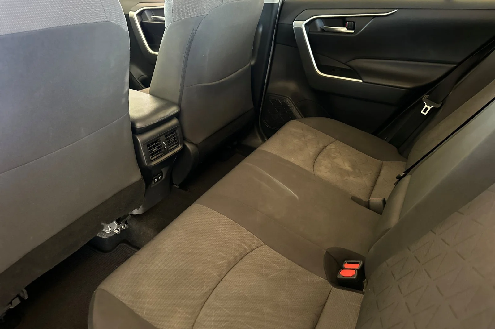 Used 2019 Silver Toyota XLE image 12