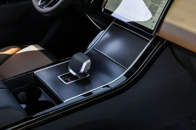 New 2026 Santorini Black Metallic Land Rover Autobiography image 26
