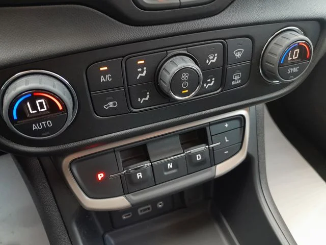 Used 2023 White GMC Denali image 23