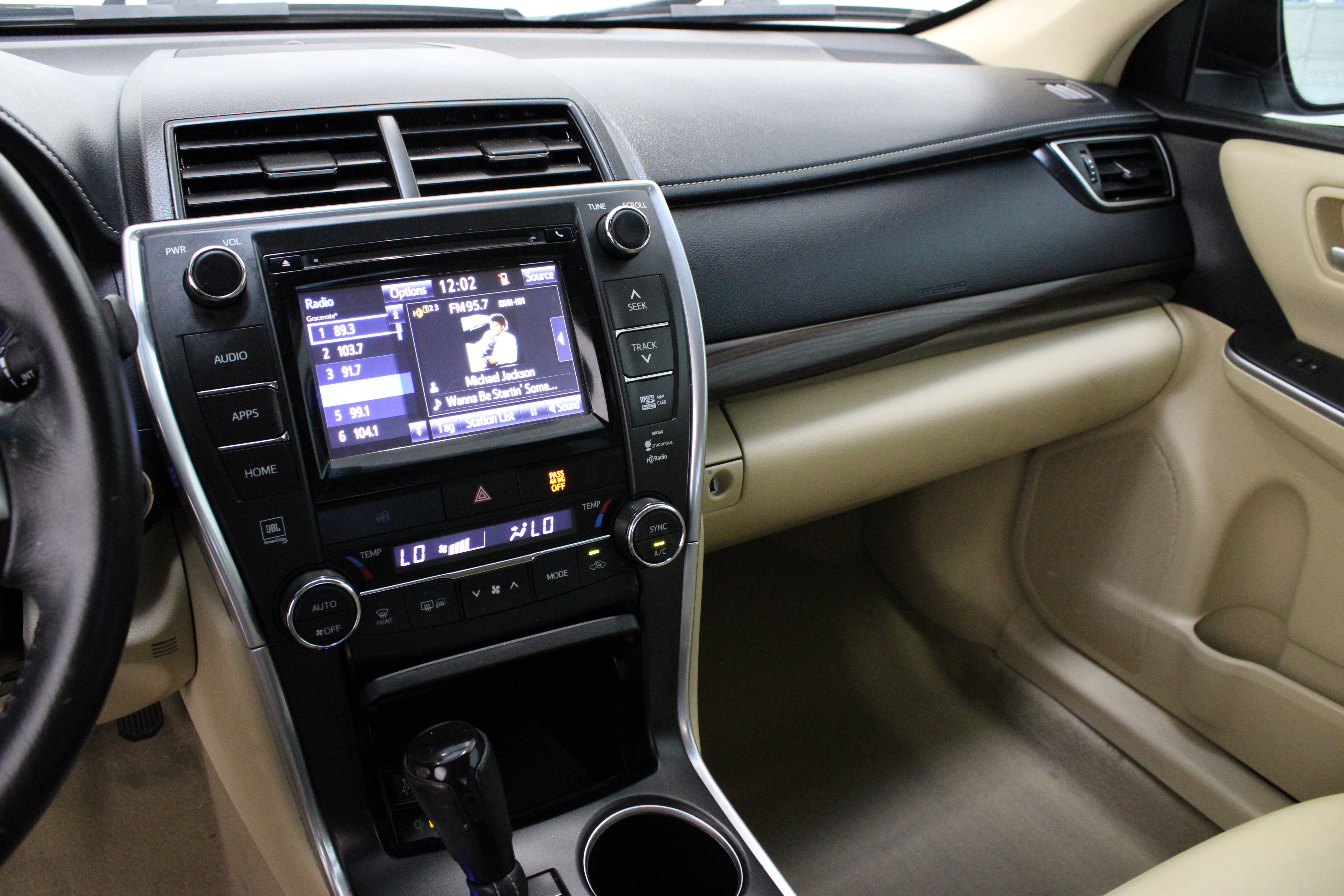 Used 2015 Blizzard Pearl Toyota XLE 3.5L image 16