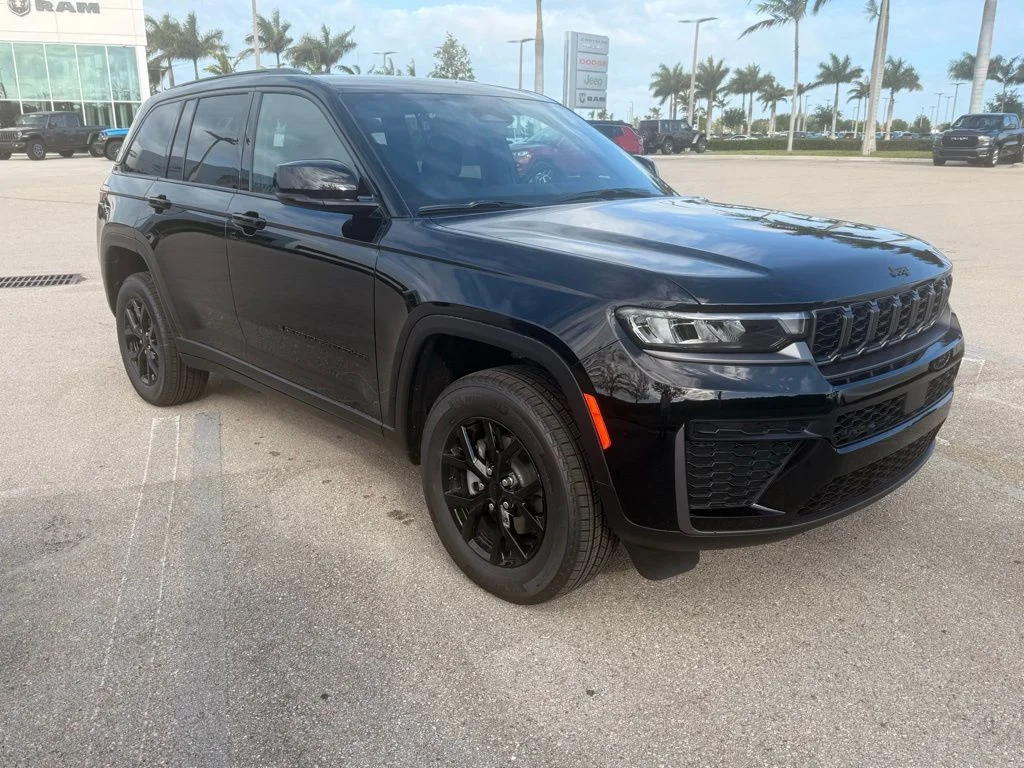 New 2026 Diamond Black Crystal Pearl-Coat Exterior Paint Jeep Altitude image 2