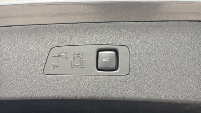 Used 2025 Asher Gray Metallic Clearcoat Lincoln Premiere image 28