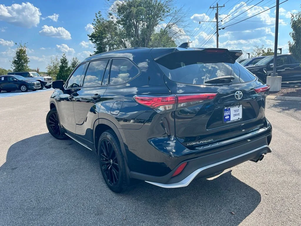 Used 2023 Black Toyota L image 4