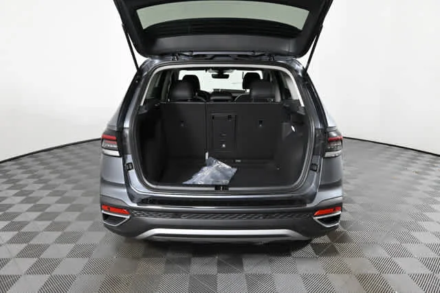 New 2026 Platinum Gray Metallic Volkswagen SE image 8