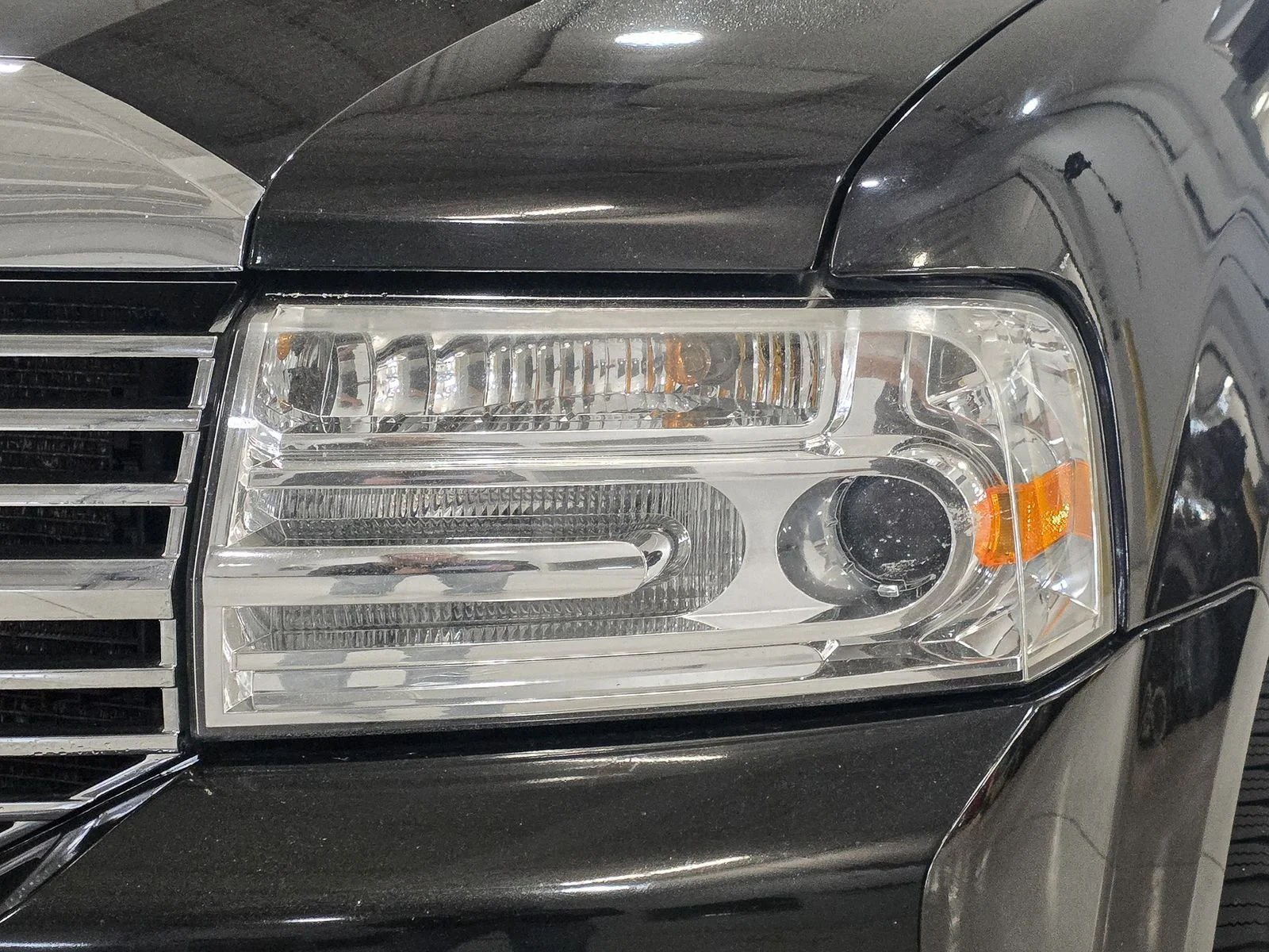 Used 2010 Tuxedo Black Metallic Lincoln Base image 14