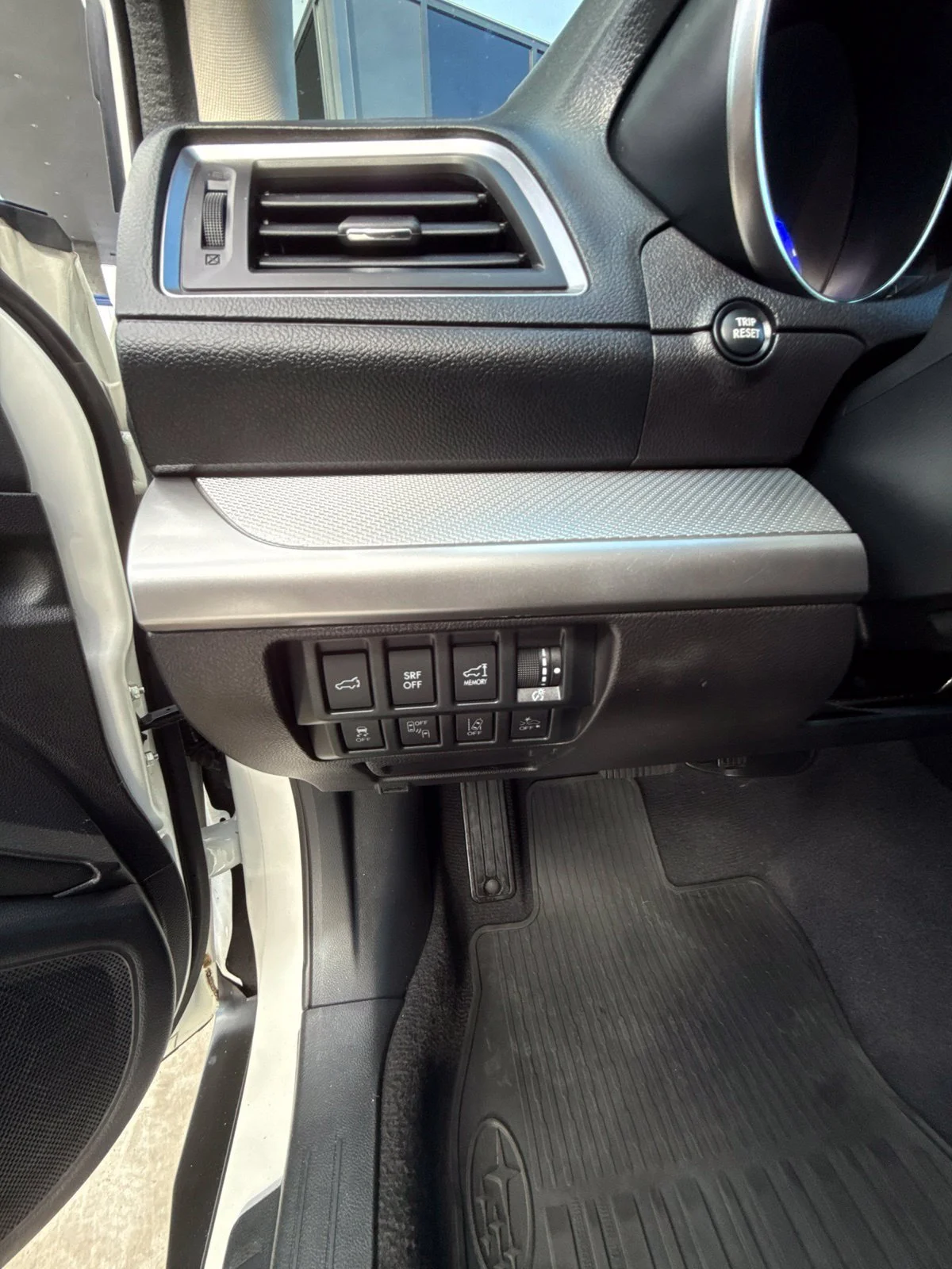 Used 2016 Crystal White Pearl Subaru 2.5i Premium image 18