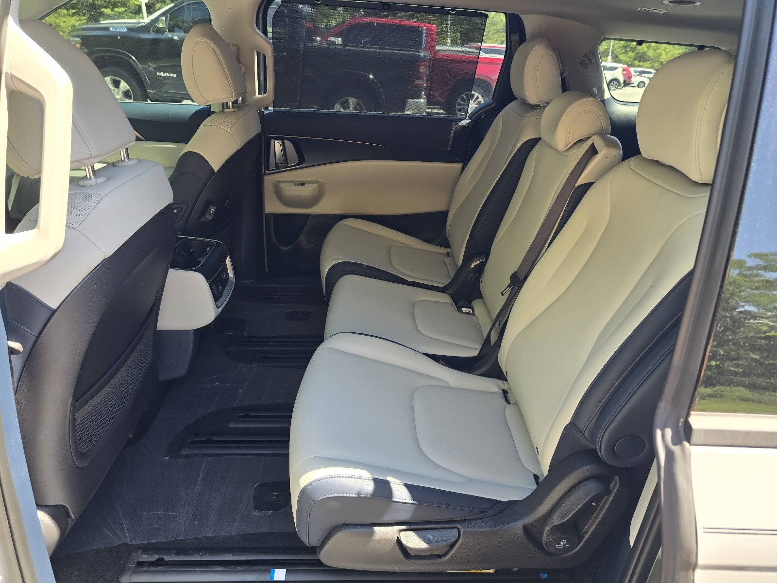 New 2026 Ceramic Silver Kia SX image 4