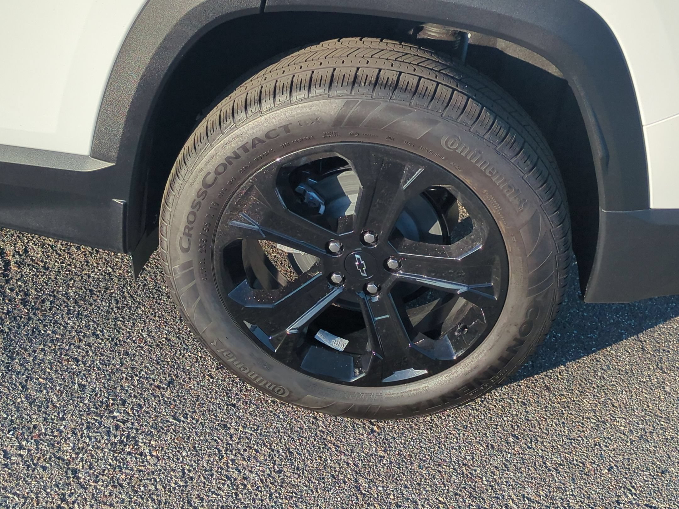 New 2027 Summit White Chevrolet LT image 9
