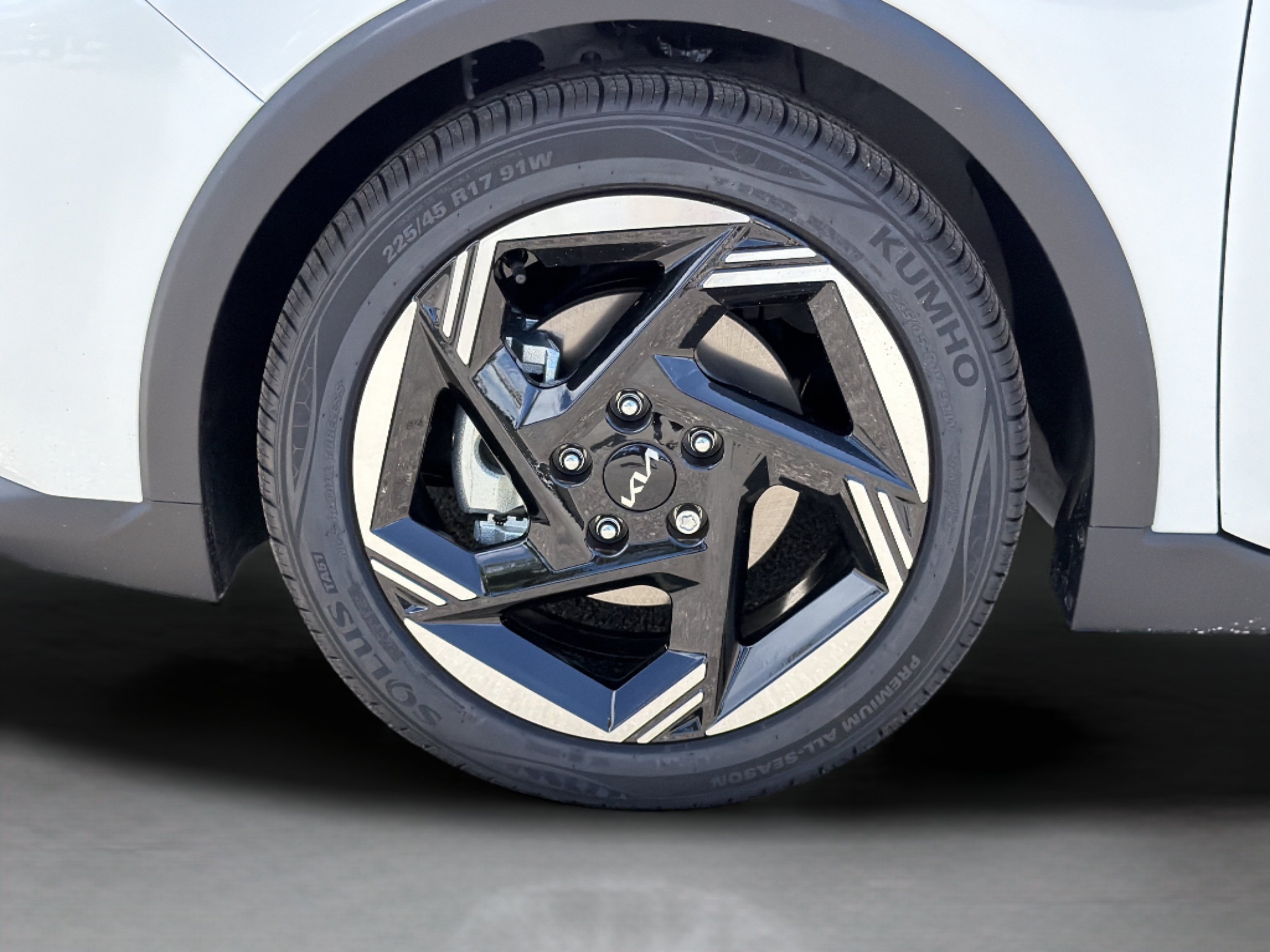 New 2026 Snow White Pearl Kia EX image 24