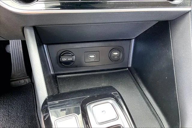 Used 2022 Black Hyundai SE image 24