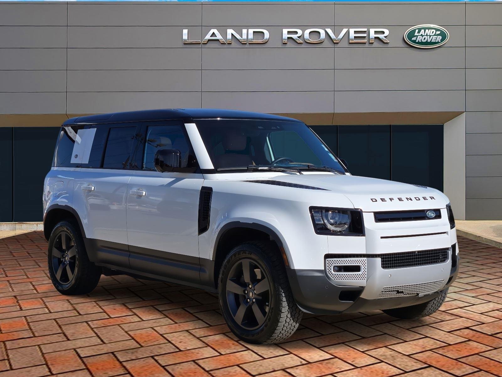 Used 2024 Fuji White Land Rover SE image 3