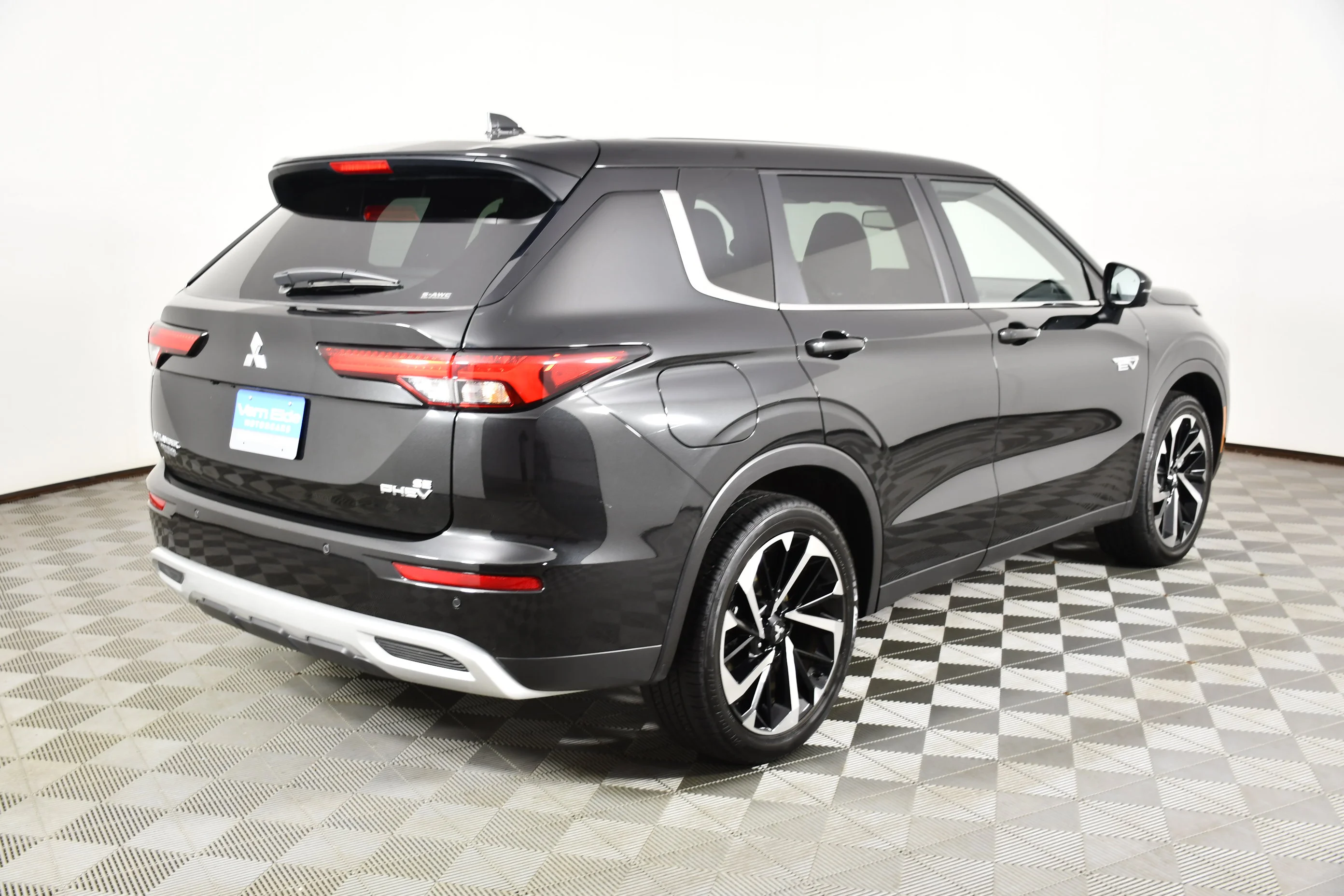 Certified Used 2025 Black Diamond Mitsubishi SE image 6