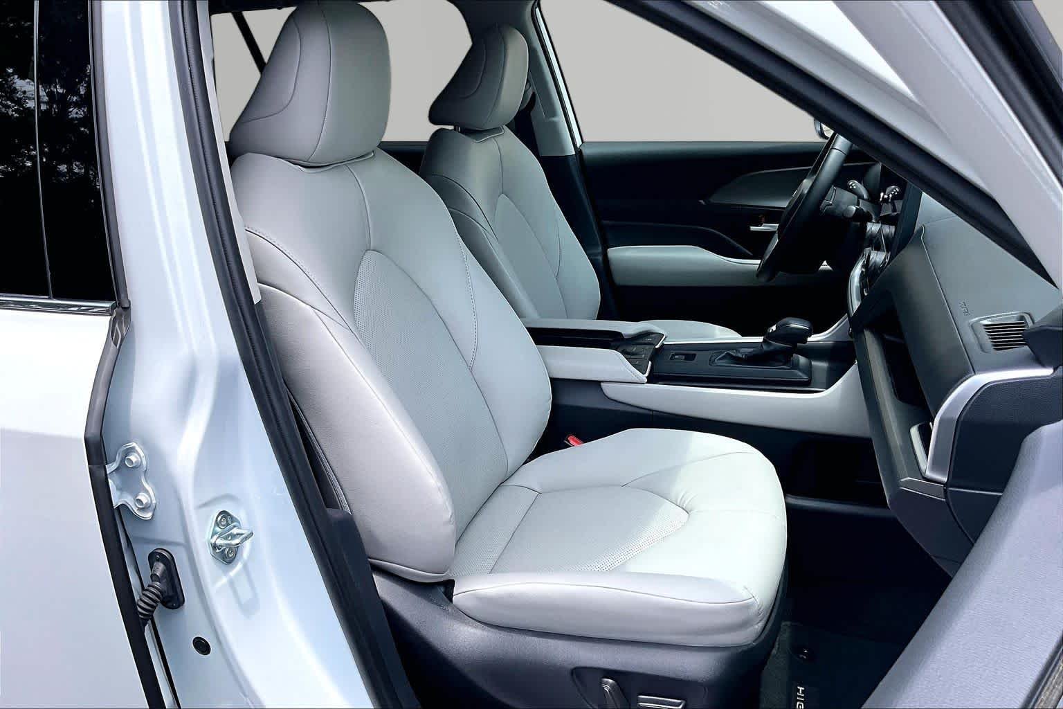 Used 2024 Wind Chill Pearl Toyota XLE image 9