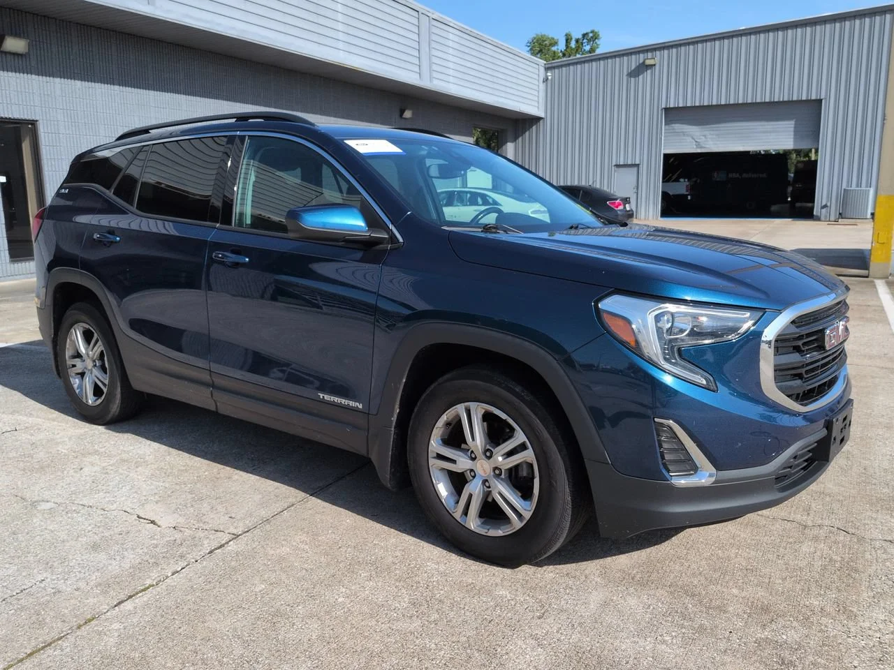 Used 2020 Blue Emerald Metallic GMC SLE image 2