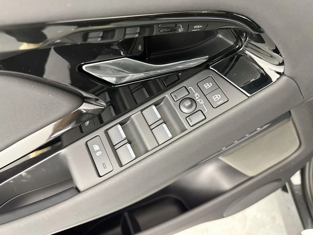 New 2026 Carpathian Grey Land Rover Hoxton Edition image 18