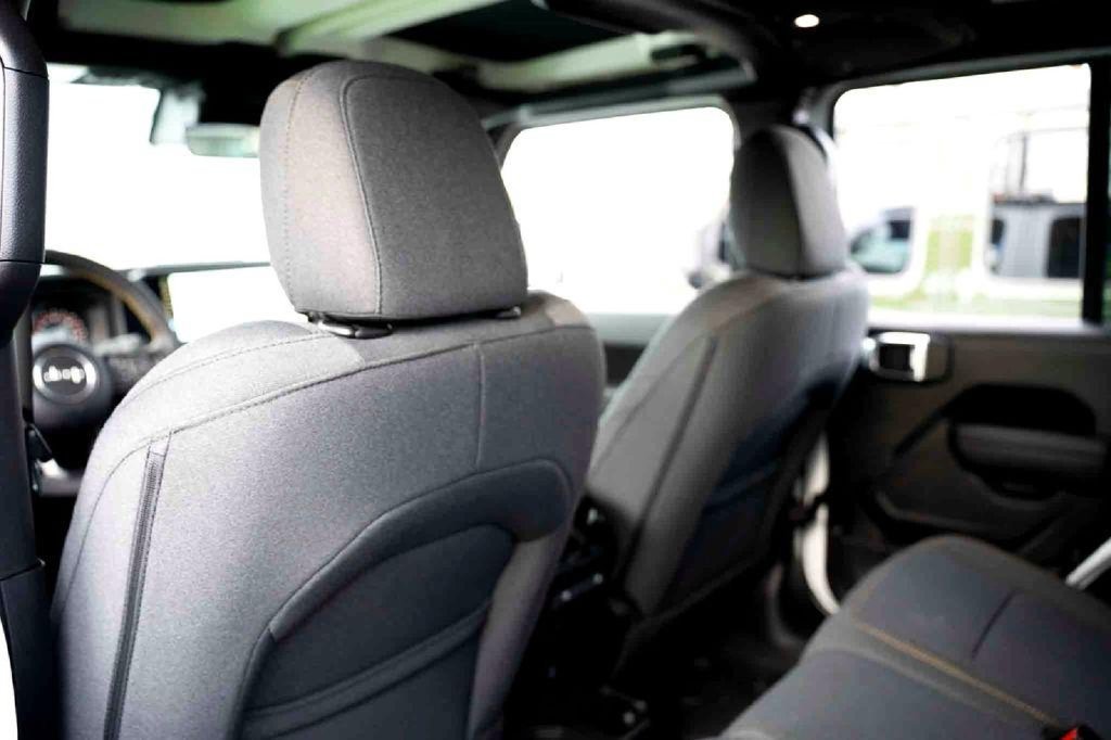 New 2024 Bright White Clear-Coat Exterior Paint Jeep Sport S image 19