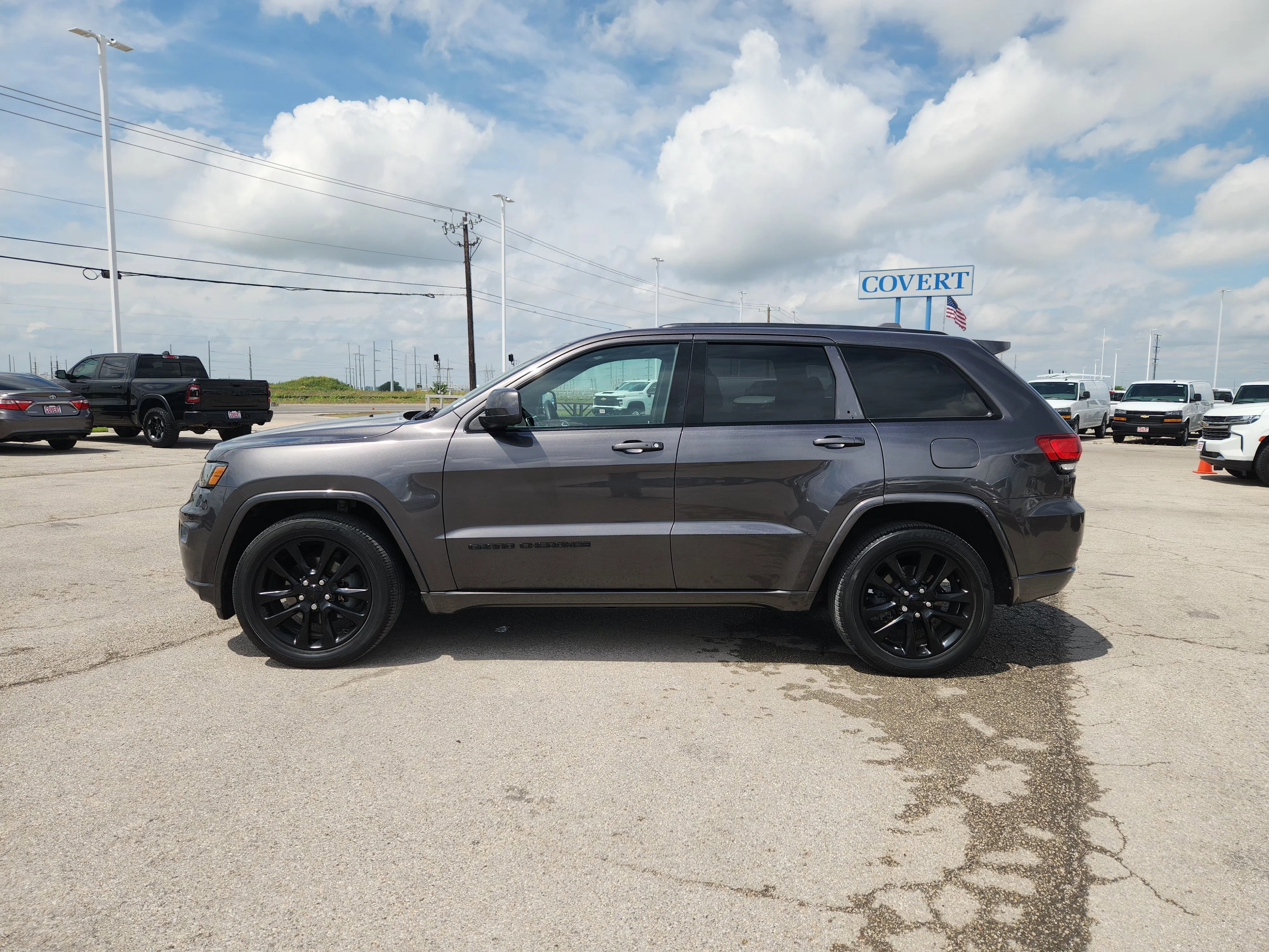 Used 2018 Granite Crystal Metallic Clearcoat Jeep Altitude image 4