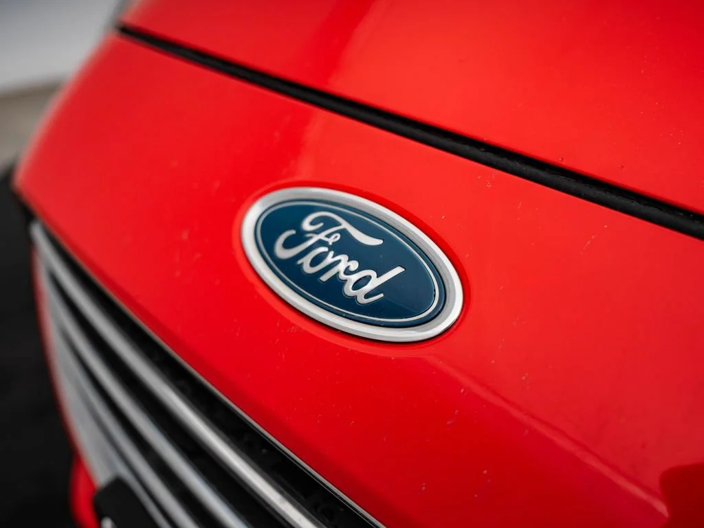 Used 2015 Race Red Ford SE image 3