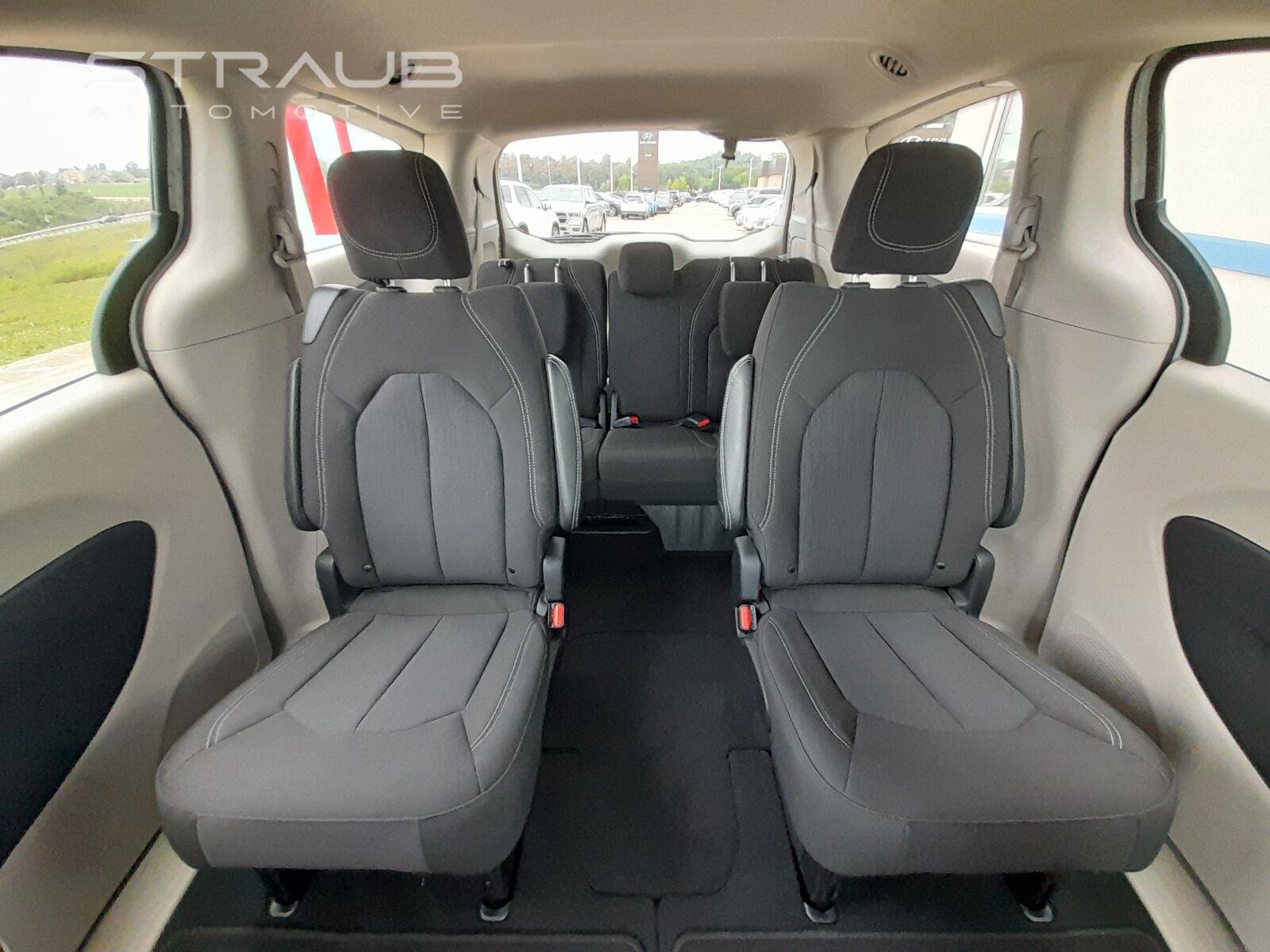 Used 2023 Bright White Clearcoat Chrysler LX image 40