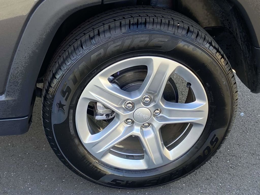 Used 2024 Gray Jeep Latitude image 10