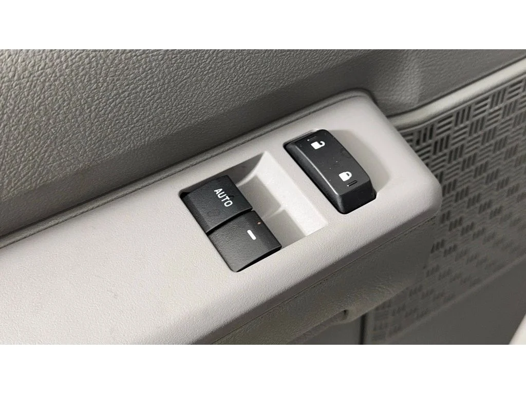 New 2025 Oxford White Ford E-350 SRW image 25