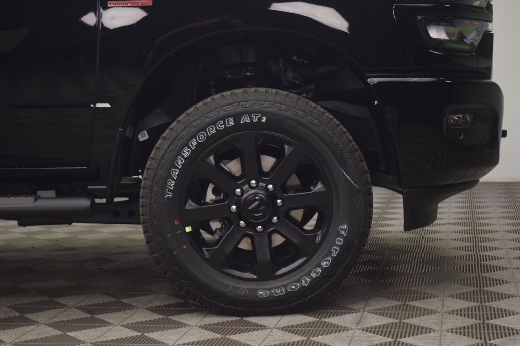 New 2026 Diamond Black Crystal Pearl-Coat Exterior Paint RAM Tradesman image 7